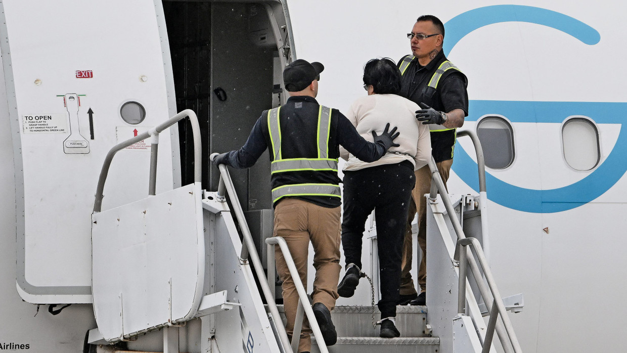 Einwanderungsbehörde ICE in Aktion: Eine Person wird mit Fußfesseln aus der Haftzelle zum Abschiebeflug gebracht.