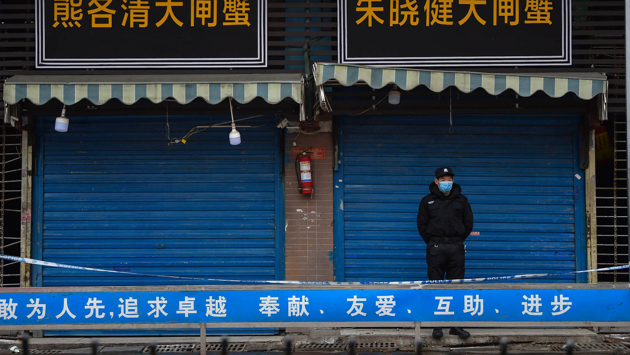 Geschlossen wegen Corona: Der Huanan-Markt in Wuhan wird bewacht, seit hier das neuartige Virus mutmaßlich von Tieren auf Menschen übergesprungen ist.