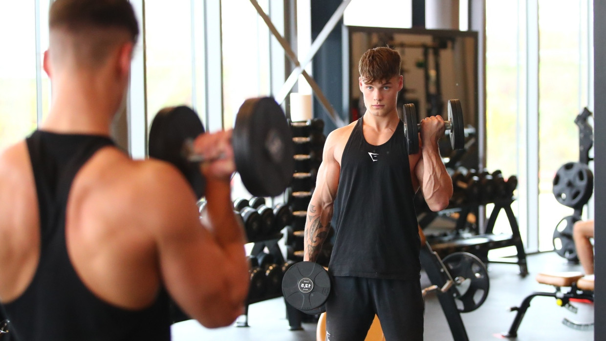 Fitness steht bei jungen Menschen hoch im Kurs. Proteine sollen beim Muskelaufbau helfen.