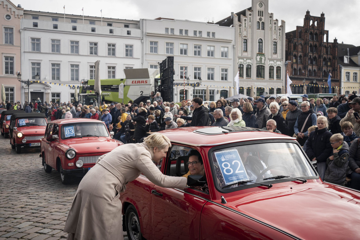 Nahbar: Schwesig beim Landmaschinenumzug zum Erntedankfest in Wismar