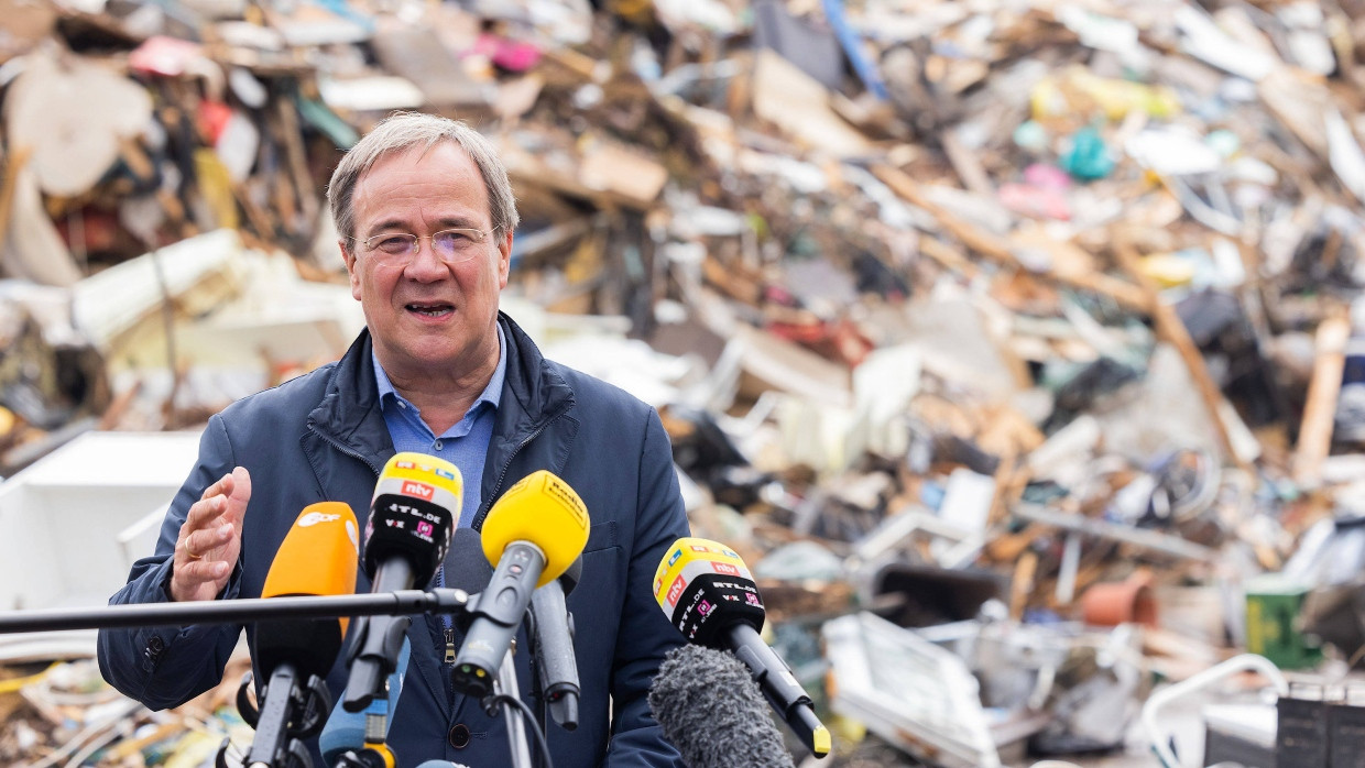 Kein gutes Bild: Armin Laschet vergangene Woche vor Müllbergen im Hochwassergebiet.