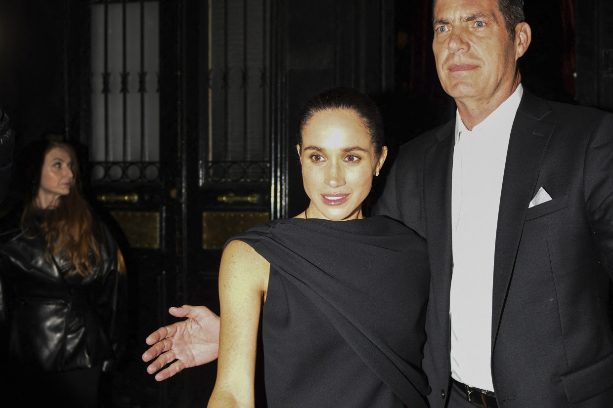 Meghan verlässt am Samstag das Restaurant Sugaar in Paris.