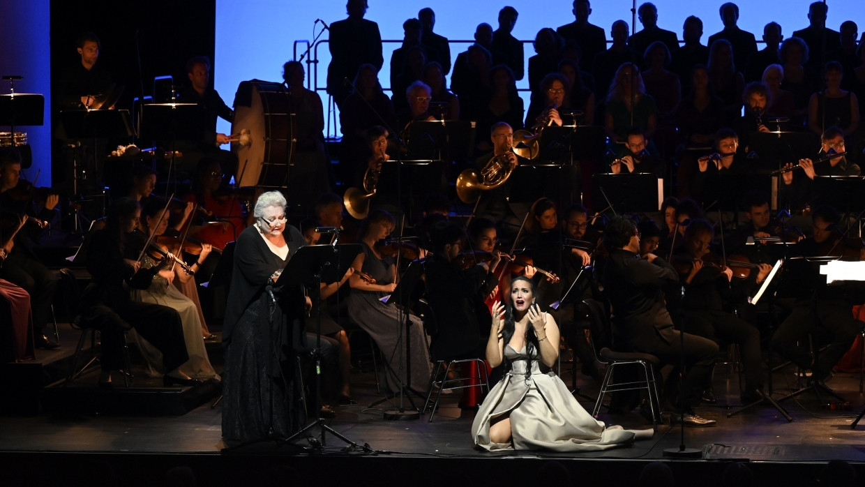 Aufführung von Mascagnis „Cavalleria Rusticana“ in Baden-Baedn. Im hellen Kleid: Carolina López Moreno als Santuzza.