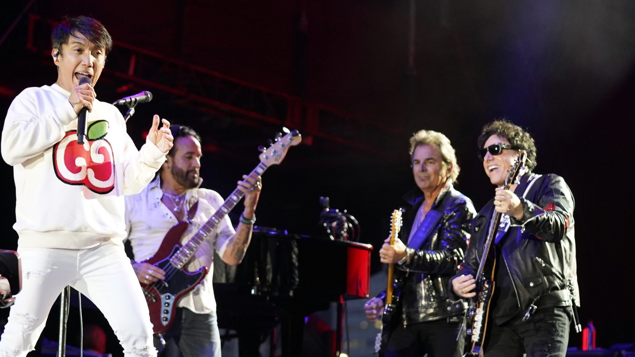 Die Band Journey bei einem Auftritt auf dem Lollapalooza Musikfestival in Chicago im Jahr 2021.