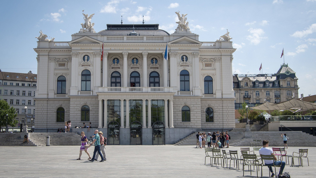 Blick vom Sechseläutenplatz auf die Oper Zürich