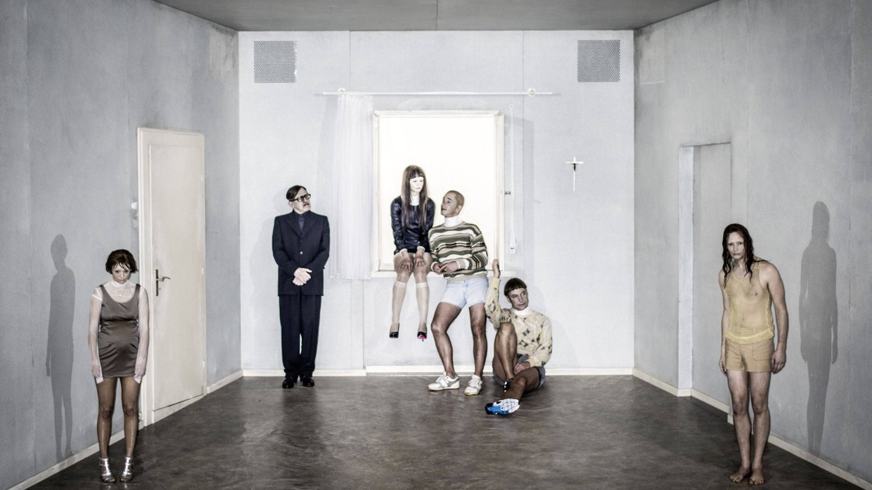 Lieber untote Figuren als leblose Aufführungen: Susanne Kennedys Inszenierung von Marieluise Fleißers „Fegefeuer in Ingolstadt“