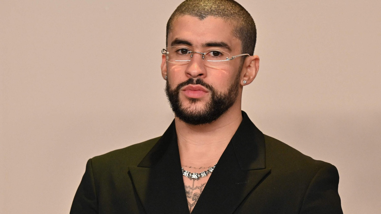 Bad Bunny macht sich über Kritik an Super-Bowl-Auftritt lustig | FAZ