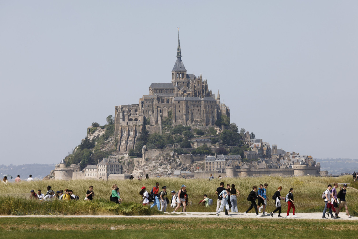 Wer früh kommt oder am Spätnachmittag, zahlt weniger: Besucher vor dem Mont-Saint-Michel.