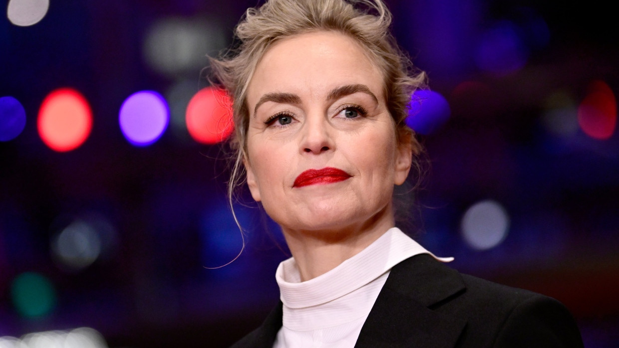 Nina Hoss, Gillian Anderson ile kamera karşısına geçecek.