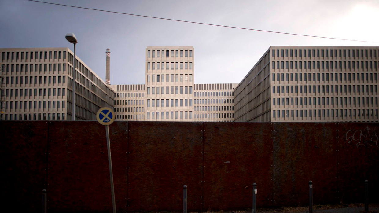 Früher versteckte sich der BND hinter hohen Mauern, in Berlin will man die unsichtbaren Feinde offenbar durch bloße Masse einschüchtern.