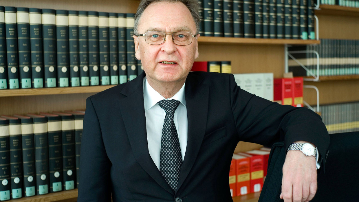 „Der Verfassungsstaat muss funktionieren, er darf durch die Politik nicht aus den Angeln gehoben werden.“ Hans-Jürgen Papier, von 2002 bis 2010 Präsident des Bundesverfassungsgerichts, erneuert seine Kritik an der deutschen Flüchtlingspolitik.