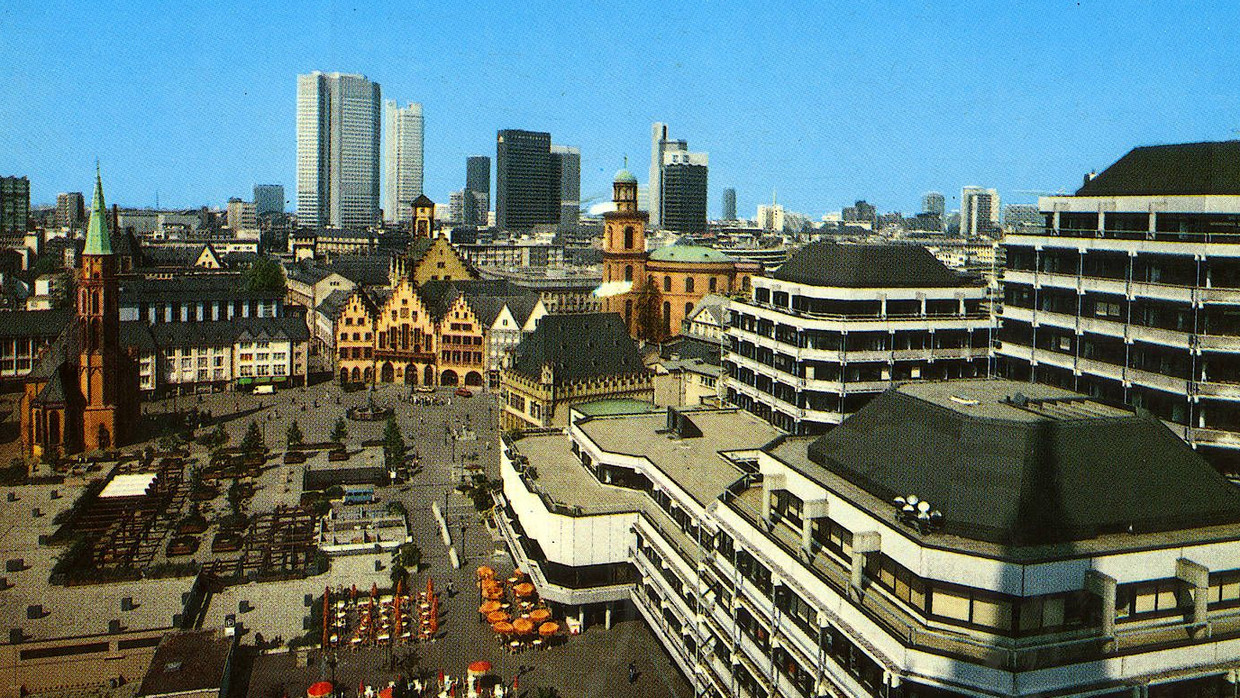 Frankfurter Postkartenidylle: Das Dom-Römer-Areal in den späten siebziger Jahren. Rechts das Technische Rathaus, das der neuen Altstadt weichen musste.
