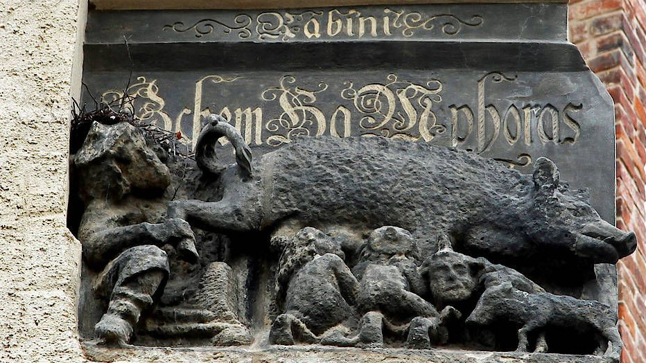 Steinrelief des Anstoßes: Die „Judensau“ an der Wittenberger Stadtkirche. Wieder einmal wird die Entfernung des infamen mittelalterlichen Bildwerks gefordert. Steinrelief des Anstoßes: Die „Judensau“ an der Wittenberger Stadtkirche. Wieder einmal wird die Entfernung des infamen mittelalterlichen Bildwerks gefordert.