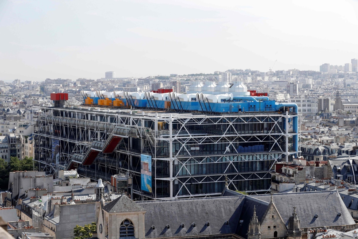 Ursprünglich sollte das Centre Pompidou kalkweiß wie seine Altbau-Umgebung sein, doch die bunte und konstruktivistische Gestaltung von Richard Rogers und Renzo Piano ließ es zu einem Wahrzeichen von Paris werden