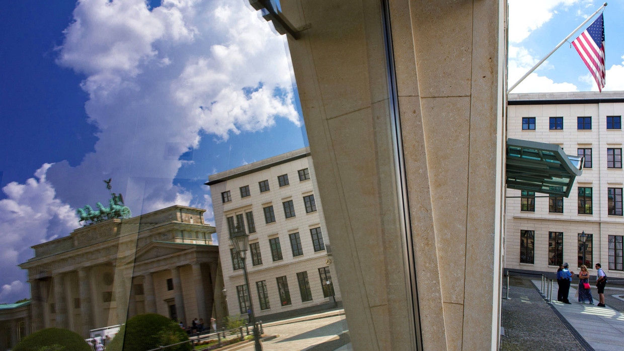 Die amerikanische Botschaft in Berlin. Vor wenigen Tagen hatte Merkel einen hohen CIA-Mann des Landes verwiesen Die amerikanische Botschaft in Berlin. Vor wenigen Tagen hatte Merkel einen hohen CIA-Mann des Landes verwiesen