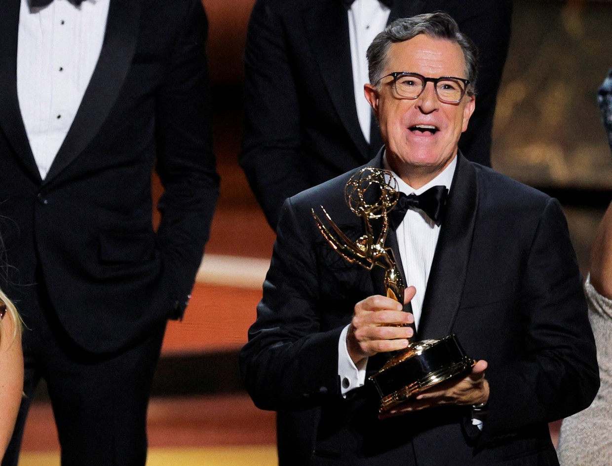 Stephen Colbert freut sich über einen Emmy für die beste Talk-Show.
