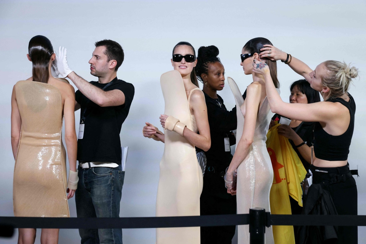 Mit Sonnenbrillen: Models vor Beginn der Courrèges-Schau