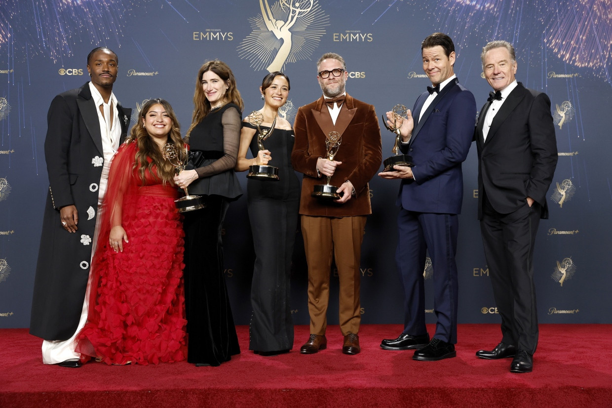 Dewayne Perkins (v.r.), Keyla Monterroso Mejia, Kathryn Hahn, Chase Sui Wonders, Seth Rogen, Ike Barinholtz und Bryan Cranston haben ihren Spaß mit der Auszeichung für „The Studio“ als beste Komödien-Serie.