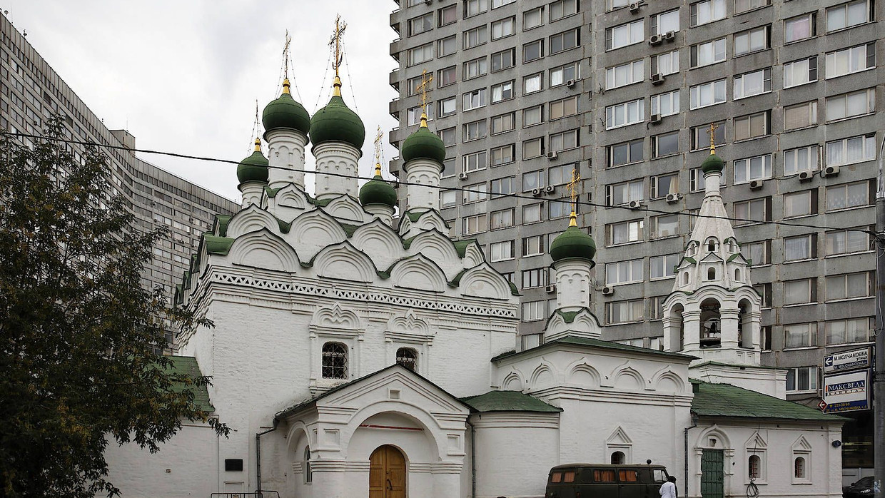 Zwischen Plattenbauten: ein russisches Gotteshaus im Wohngebiet.
