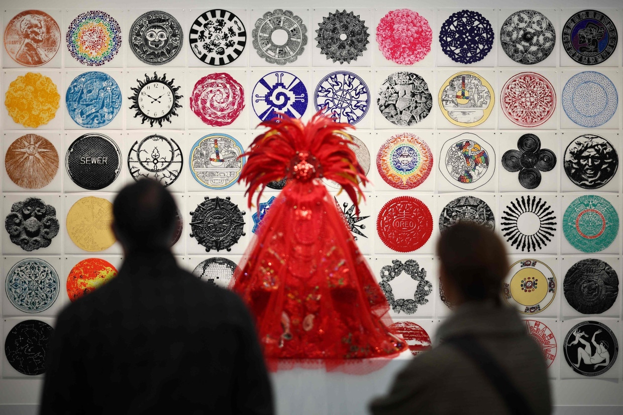 Totemisch: „Circumference“ von Rene Trevino am Stand der Erin Cluley Gallery