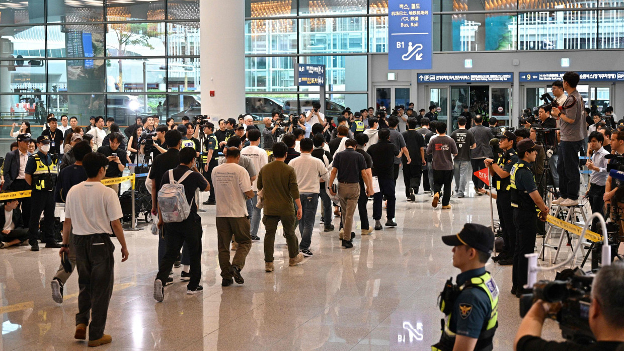 Südkoreanische Facharbeiter, die in den USA festgenommen wurden, kommen am 12.9. am Flughafen Incheon in Südkorea an.