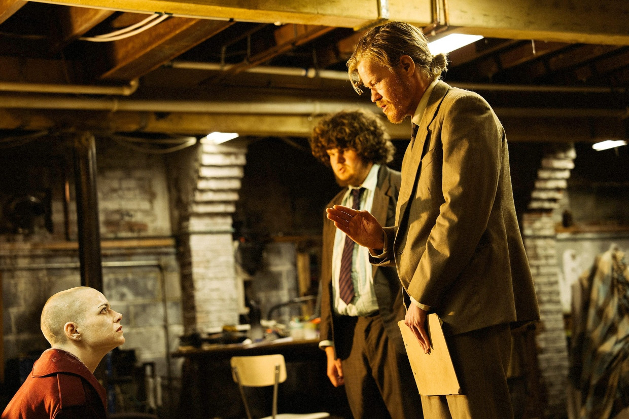 Wer soll hier ein Alien sein? Emma Stone und Jesse Plemons (rechts) beim Wortduell