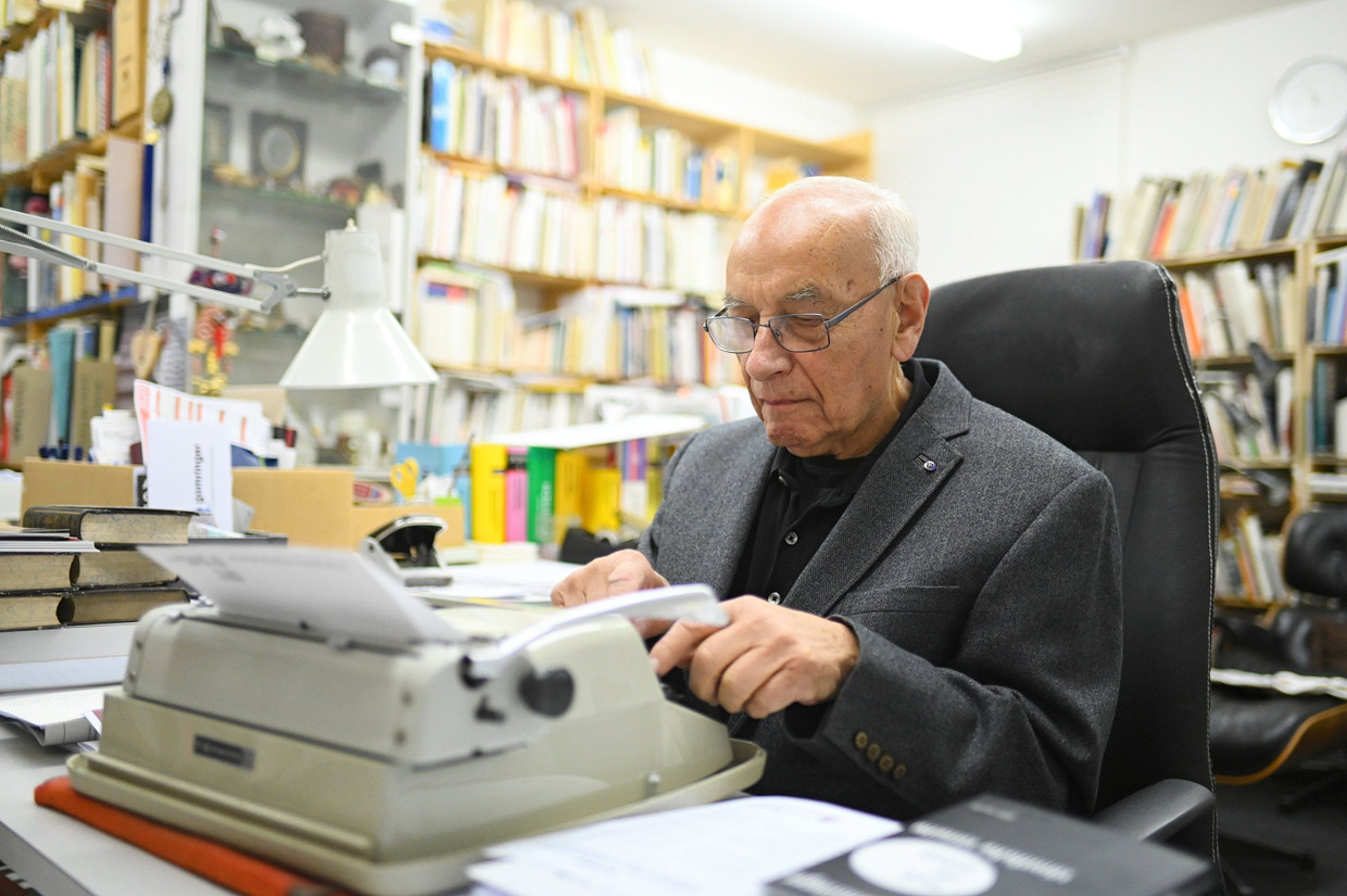 Eugen Gomringer im Januar 2020 an seinem Schreibtisch in Rehau