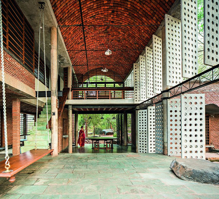 Material lokal, Entwurf preisgekrönt: Anupama Kundoos Wall House in Auroville (2000)