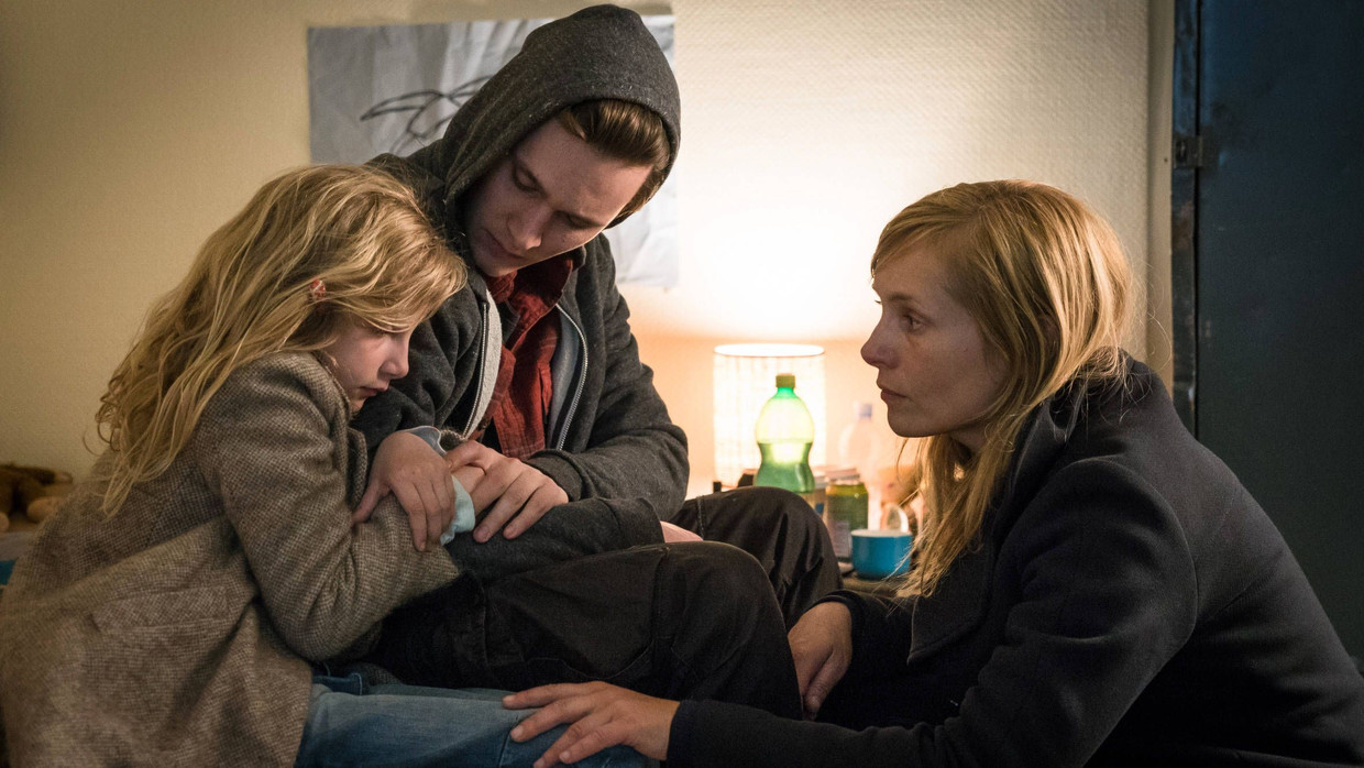 Mit der Hilfe von Lucy (Carlotta von Falkenhayn) und Victor (Rick Okon) hofft die Polizistin Karin Wegemann (Nadja Uhl, rechts) die Täter der „Jagdgesellschaft“ zu finden. Mit der Hilfe von Lucy (Carlotta von Falkenhayn) und Victor (Rick Okon) hofft die Polizistin Karin Wegemann (Nadja Uhl, rechts) die Täter der „Jagdgesellschaft“ zu finden.