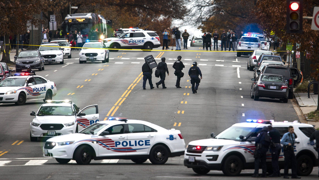 Aufmarsch der Polizei: Nach den Schüssen im Pizzarestaurant „Comet Ping Pong“, dessen Besitzer auch Opfer der Fake-News-Kampagne wurde.