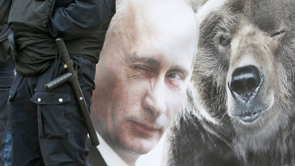 Das Bild dürfte er als schmeichelhaft empfinden: Werbeplakat für den russischen Präsidenten Wladimir Putin in St. Petersburg Das Bild dürfte er als schmeichelhaft empfinden: Werbeplakat für den russischen Präsidenten Wladimir Putin in St. Petersburg