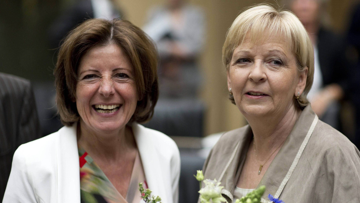 „Wir Ministerpräsidenten haben alle das erklärte Ziel, dass der Beitrag stabil bleibt bis 2020“, sagt die rheinland-pfälzische Landeschefin Malu Dreyer (links), hier im Bild mit ihrer Amtskollegin aus NRW, Hannelore Kraft. „Wir Ministerpräsidenten haben alle das erklärte Ziel, dass der Beitrag stabil bleibt bis 2020“, sagt die rheinland-pfälzische Landeschefin Malu Dreyer (links), hier im Bild mit ihrer Amtskollegin aus NRW, Hannelore Kraft.