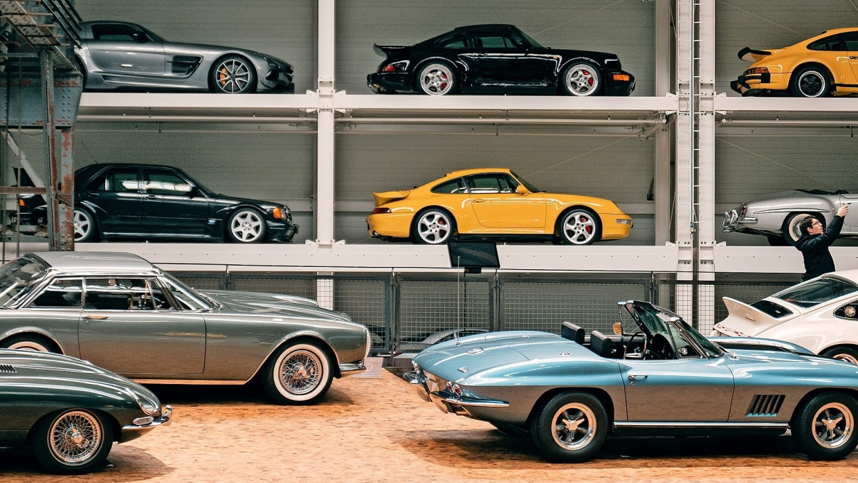 Diese Oldtimer stehen nicht zum Verkauf: Mehrere Sportwagen im Nationalen Automuseum in Ewersbach