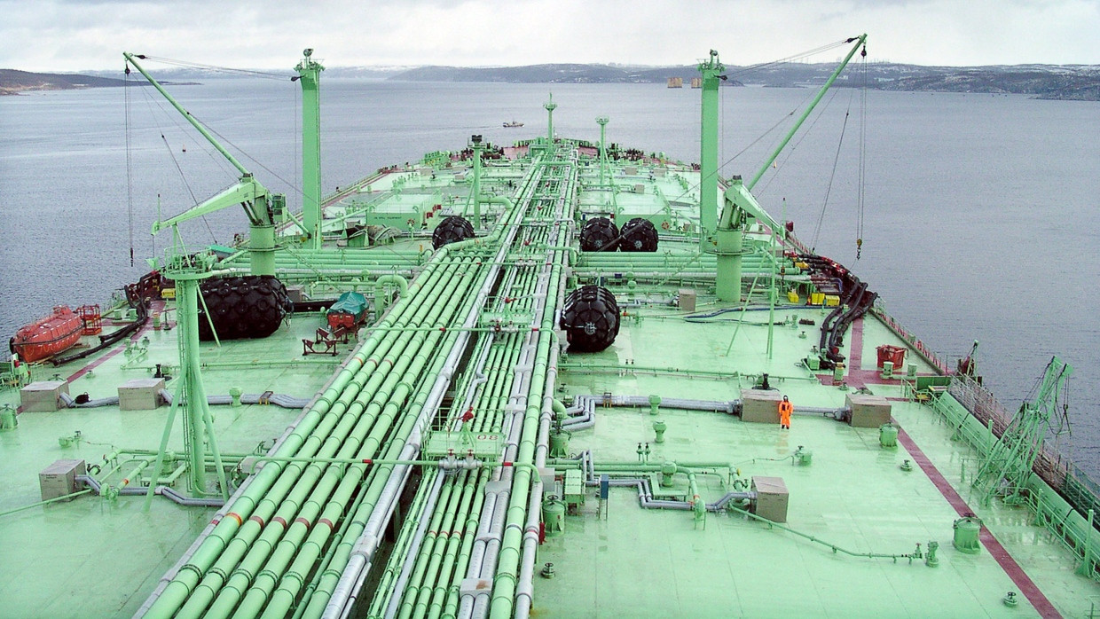 Tanker in der Nähe des russischen Hafens von Murmansk