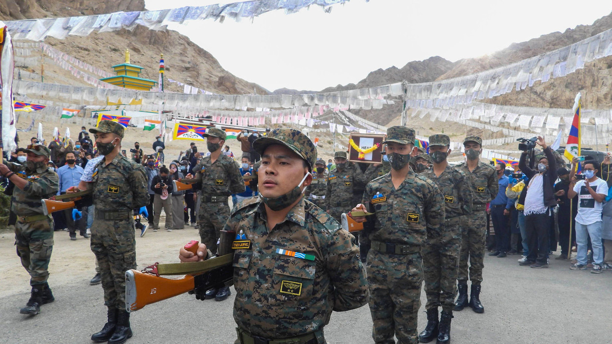 Trauerzeremonie für einen im Grenzkonflikt mit China gefallenen Angehörigen einer aus Tibetern bestehenden Spezialeinheit in Leh am 7. September Trauerzeremonie für einen im Grenzkonflikt mit China gefallenen Angehörigen einer aus Tibetern bestehenden Spezialeinheit in Leh am 7. September
