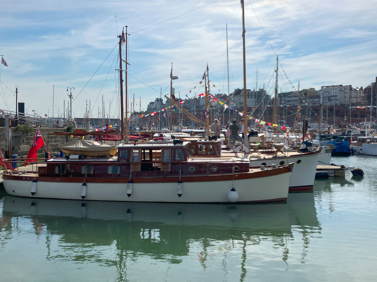 Ein Schiff steht im Hafen.