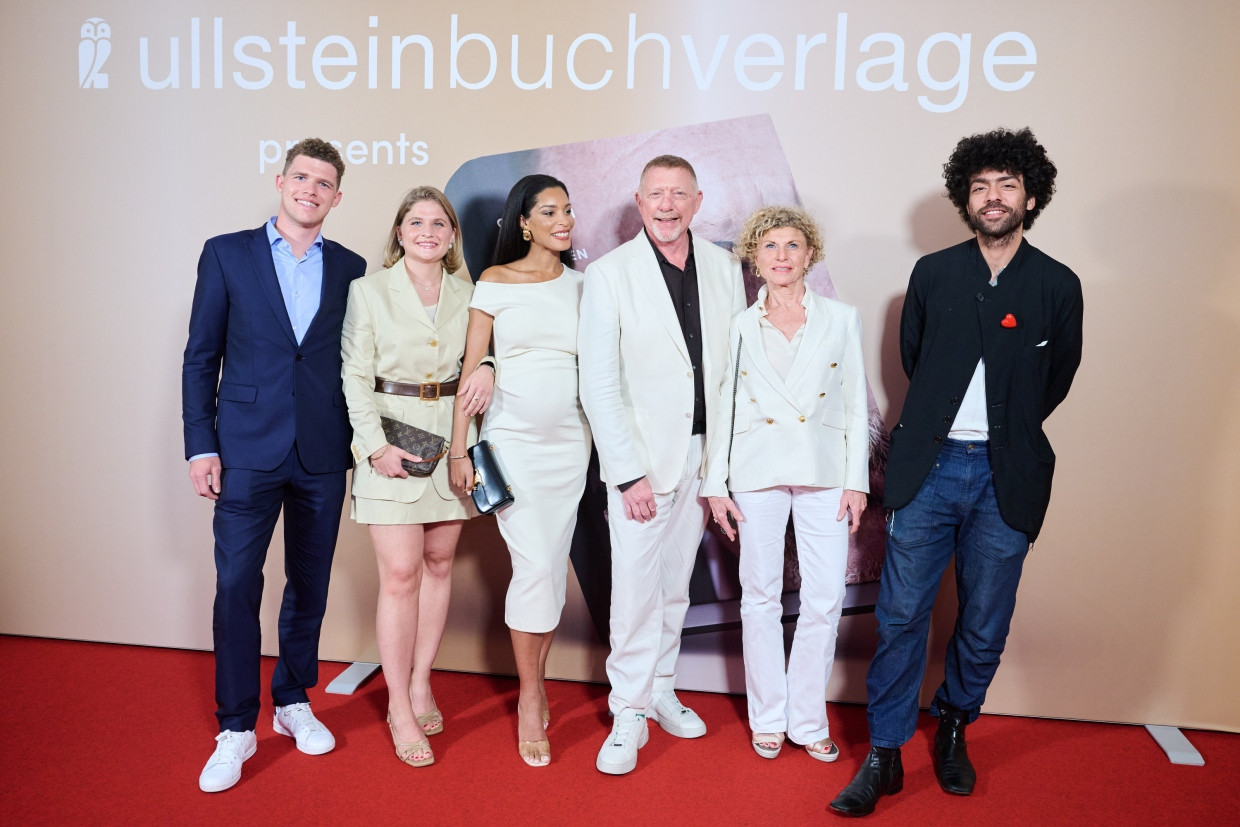 Boris Becker (vierter von links) kommt mit (von links) seinem Neffen Vincent Becker-Schorp, seiner Nichte Carla Becker-Schorp, seiner Frau Lilian de Carvalho Monteiro, seiner Schwester Sabine Becker-Schorp und seinem Sohn Noah Becker zur Vorstellung seines Buches nach Berlin.