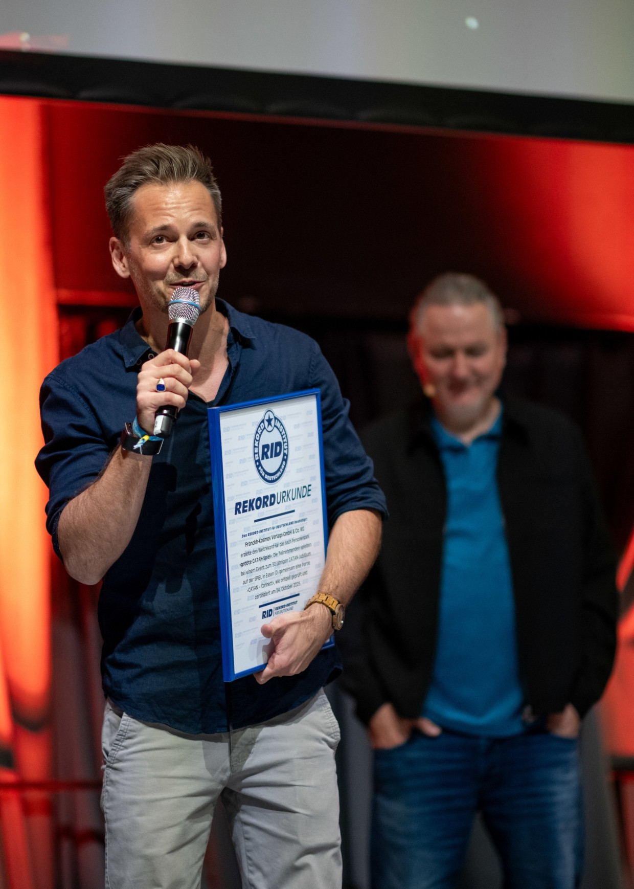 Mit der Urkunde für den Weltrekord: Benjamin Teuber, rechts dahinter Michael Palm