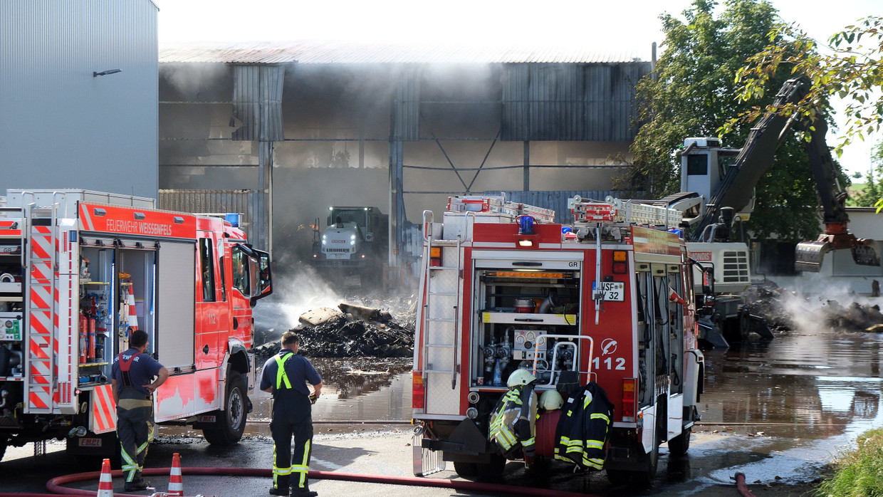Brand bei einem Recyclingunternehmen in Weißenfels im August