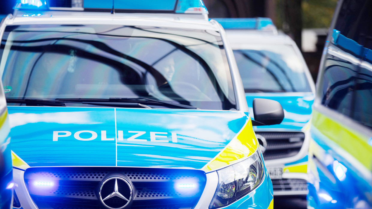 Streifenwagen der Polizei: Ein 11 Jahre alter Junge soll in Remscheid einen 13-Jährigen mit einem Messer schwer verletzt haben.