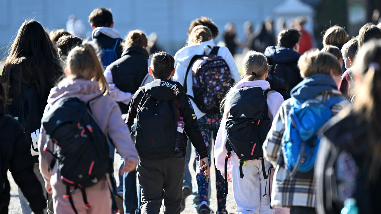 Wie tickt die junge Generation? Jugendliche im Schlosspark Schönbrunn in Wien