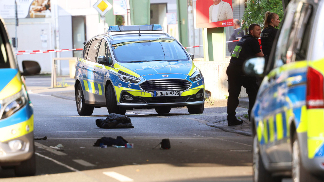 Einsatzfahrzeuge der Polizei stehen im Stadtteil Vohwinkel in Wuppertal.