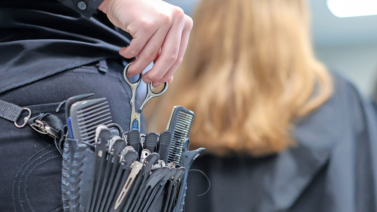 Mit Scheren, Kämmen und Haarclips: Viele Friseure erhalten den Mindestlohn.