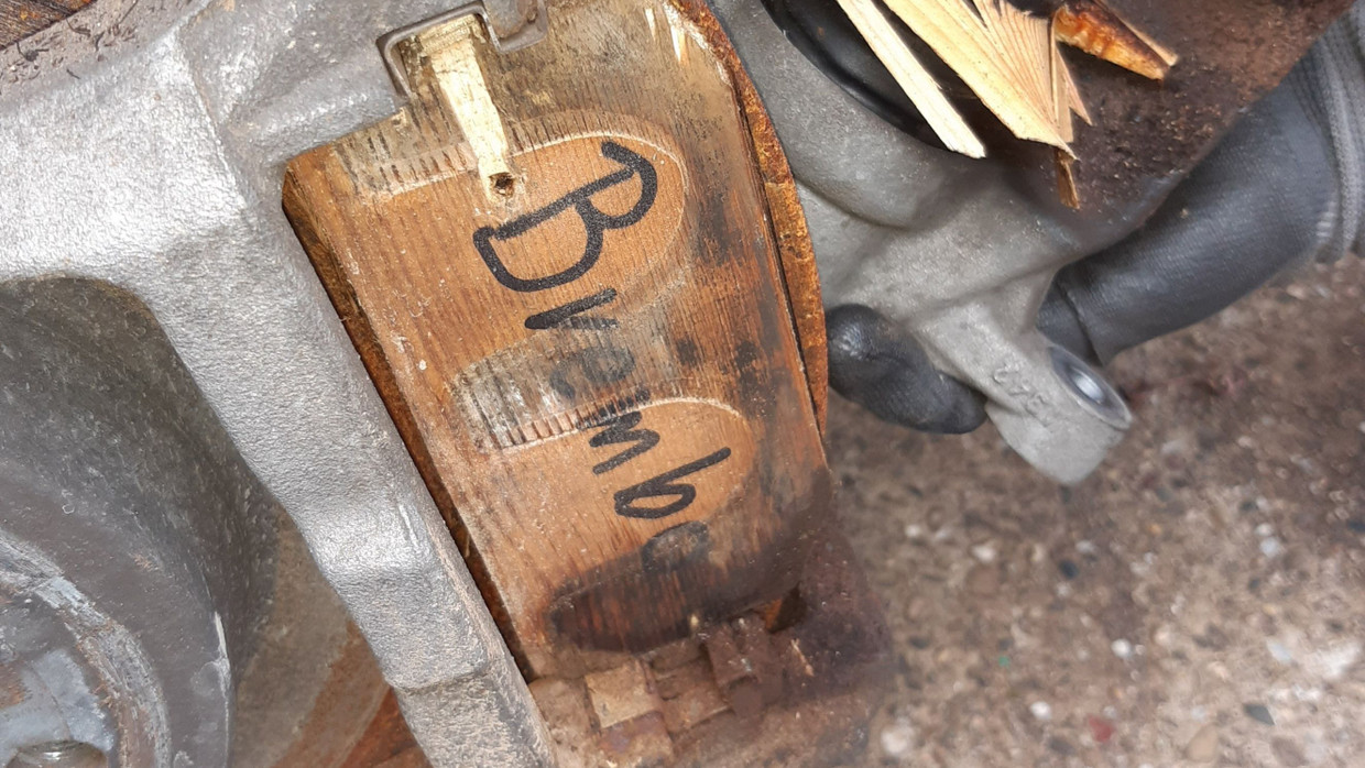 In einem Luxusauto mit einem Neuwert von 100.000 Euro waren Bremsklötze aus Holz montiert.