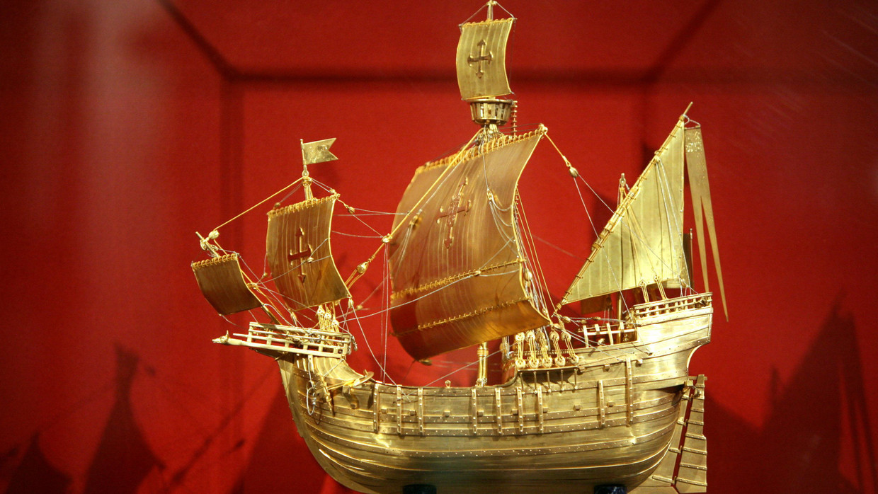 Ein Modell des Schiffes „Santa Maria“ von Christoph Kolumbus aus purem Gold