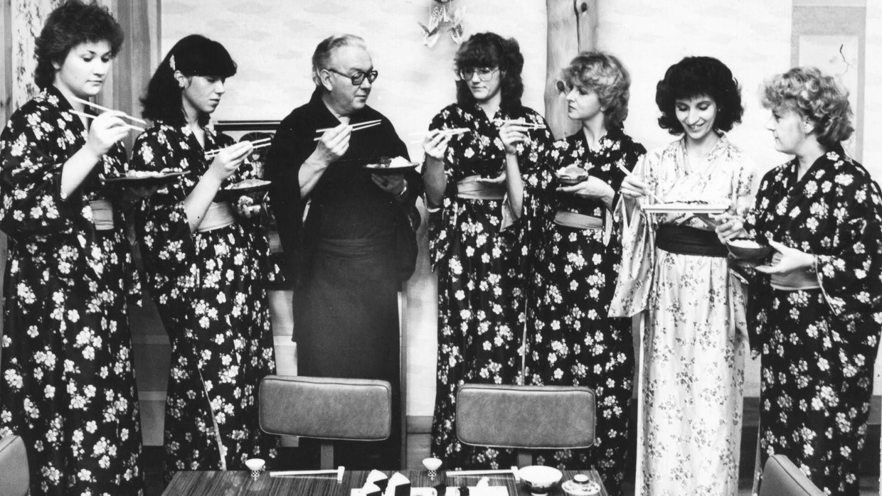 Fernostphantasien in der DDR: Rolf Anschütz, der Chef des japanischen Restaurants „Waffenschmied“, übt mit Angestellten das Stäbchenessen. Fernostphantasien in der DDR: Rolf Anschütz, der Chef des japanischen Restaurants „Waffenschmied“, übt mit Angestellten das Stäbchenessen.