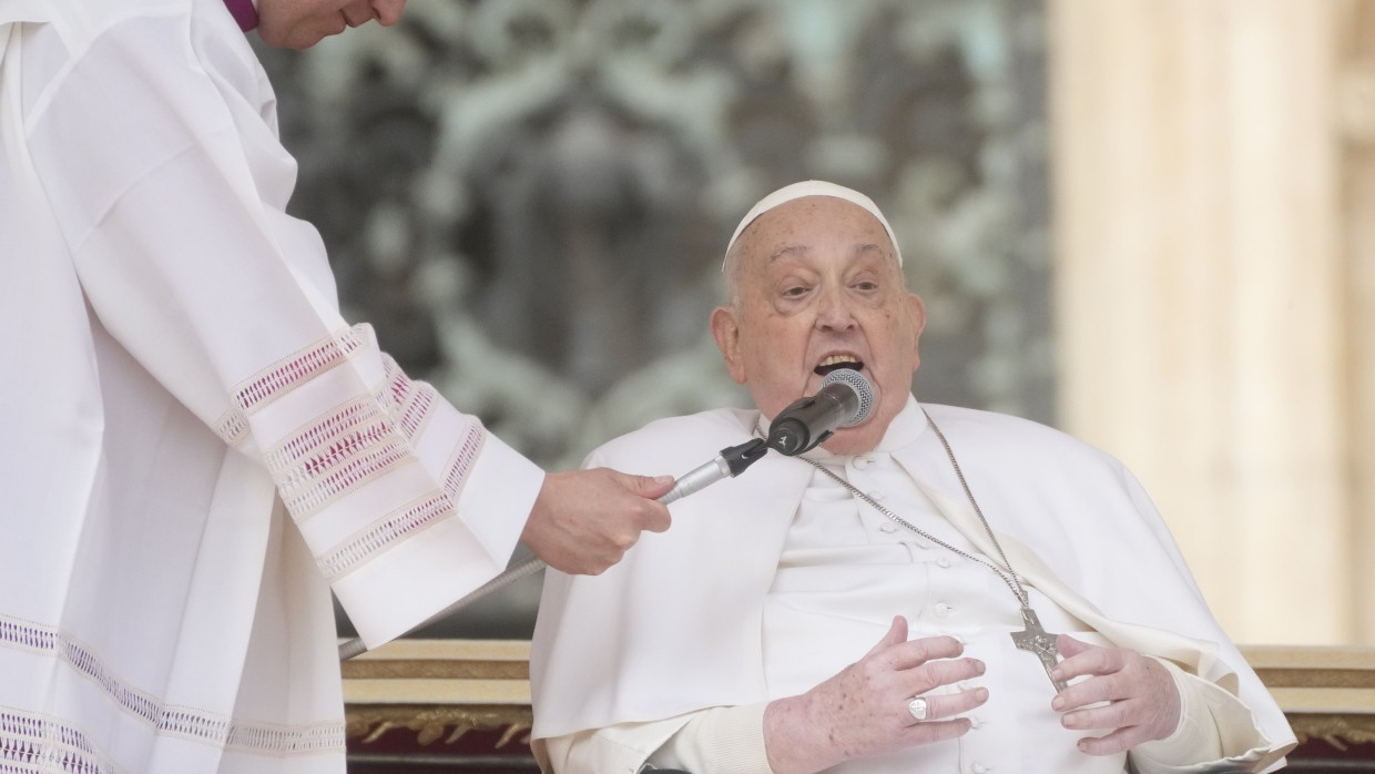 Papst Franziskus spricht an Palmsonntag zu den Gläubigen auf dem Petersplatz.