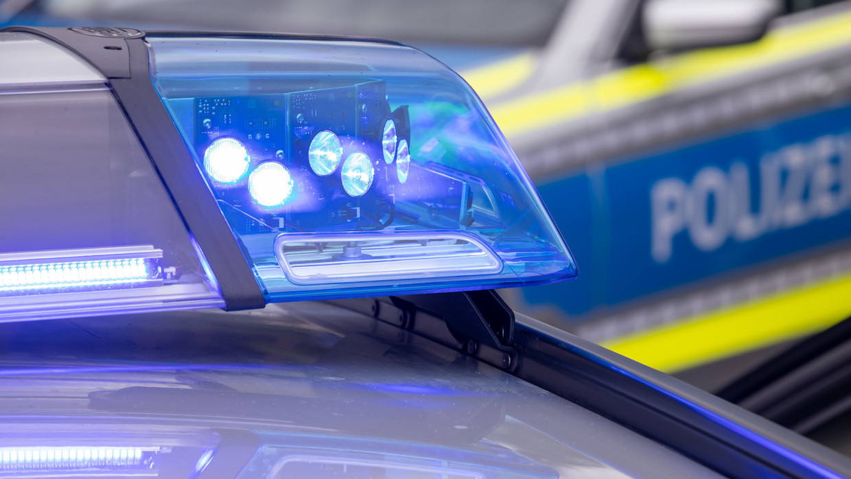 Ein Blaulicht leuchtet auf dem Dach eines Polizeifahrzeugs.