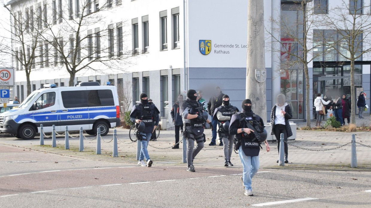 St. Leon-Rot: Spezialeinsatzkräfte der Polizei sind am Donnerstag an einer Schule im Einsatz. St. Leon-Rot: Spezialeinsatzkräfte der Polizei sind am Donnerstag an einer Schule im Einsatz.