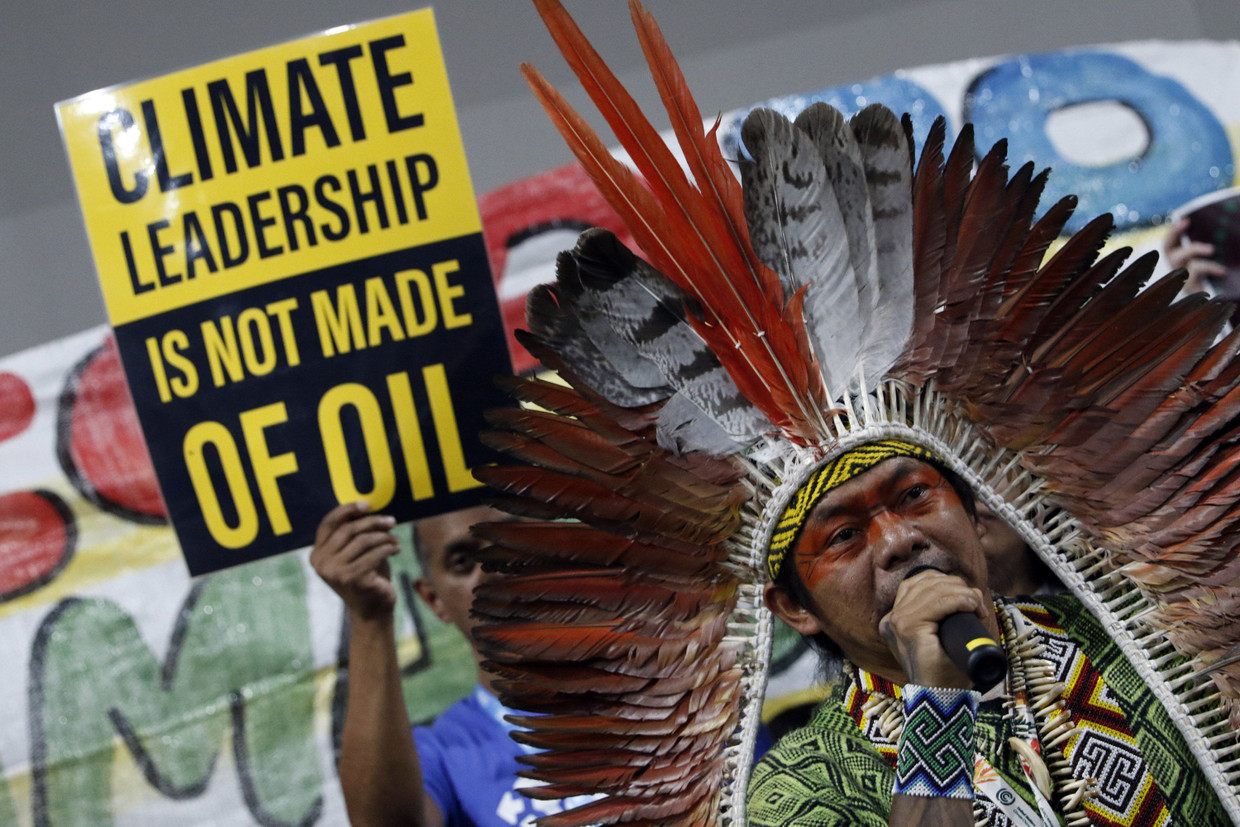 Indigene Aktivisten protestieren auf dem COP30-Gelände in Belém.